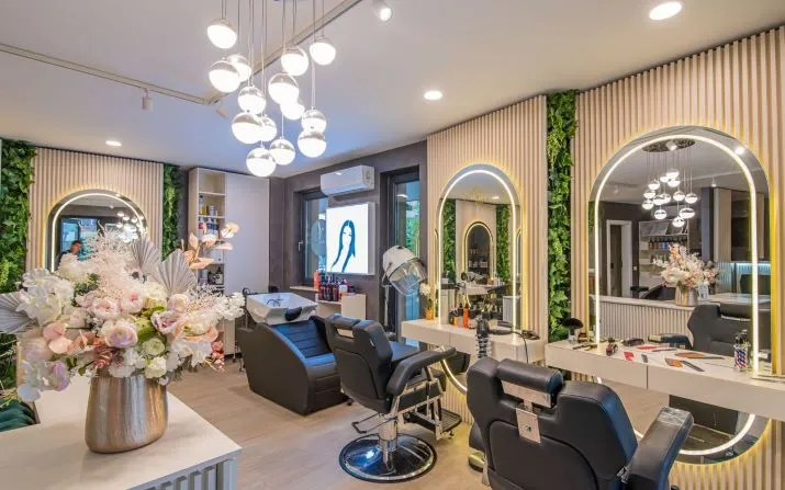 Servicii Frumusețe Brașov 2025: Coafor, Manichiură, Salon